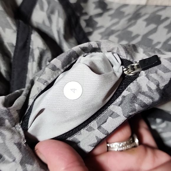 Lululemon Tracker shorts size 4 - Picture 7 of 8